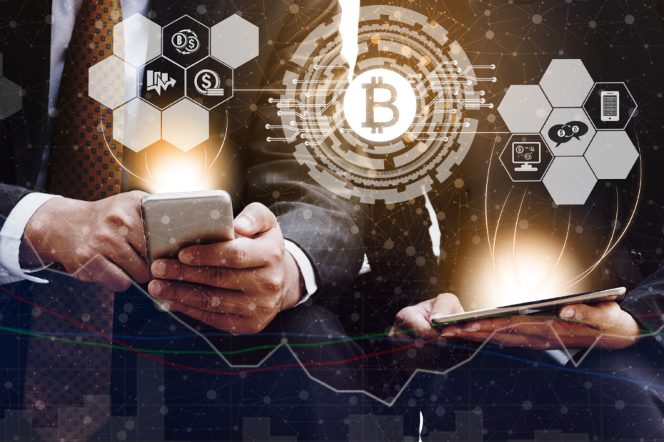 Empresário simulando uma compra de criptomoedas pelo smartphone.